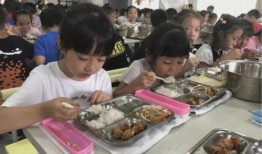 网友爆料食堂异物视频