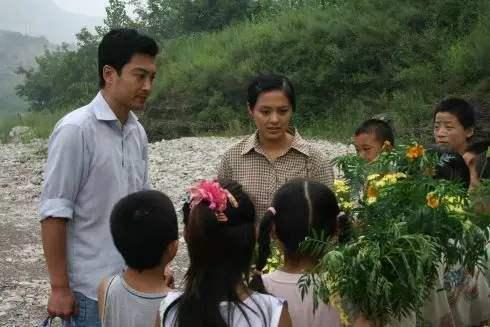 娱乐吃瓜酱拐进山里,拐进神秘山林探险记